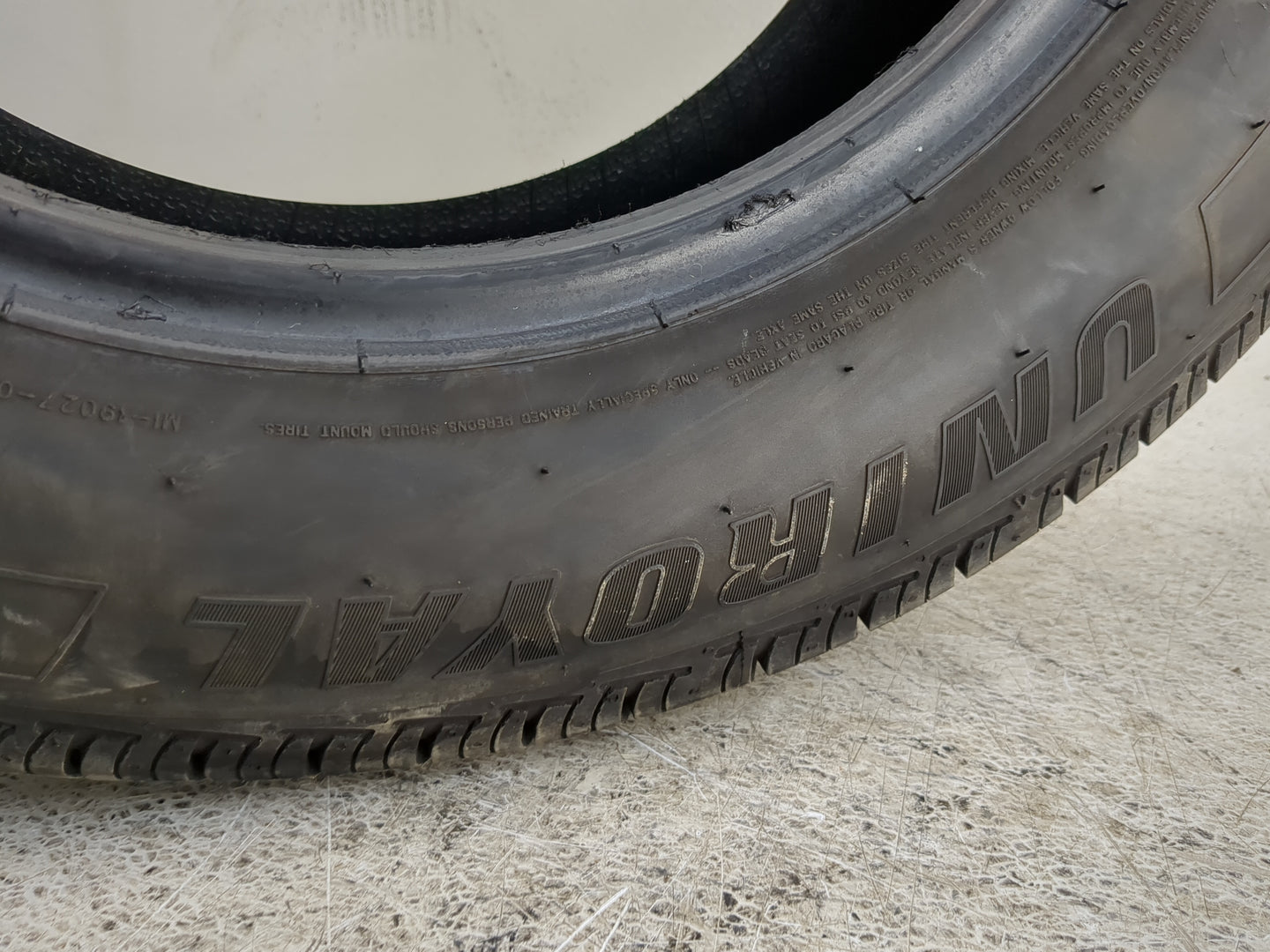 Used Tire 195/65R15 UNIROYAL TIGER PAW TOURING A/S 91H - Tread Depth 12.5/32 - Oemusedautoparts1.com
