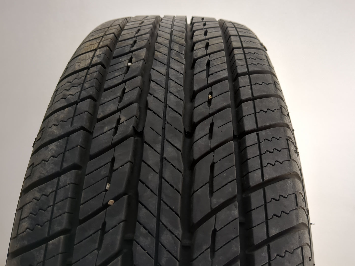 Used Tire 195/65R15 UNIROYAL TIGER PAW TOURING A/S 91H - Tread Depth 12.5/32 - Oemusedautoparts1.com