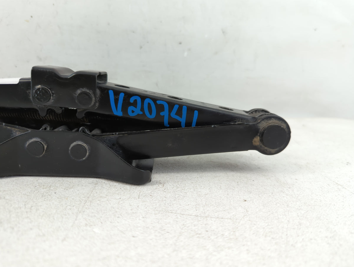 2012 Volkswagen Beetle Spare Scissor Car Jack - Oemusedautoparts1.com
