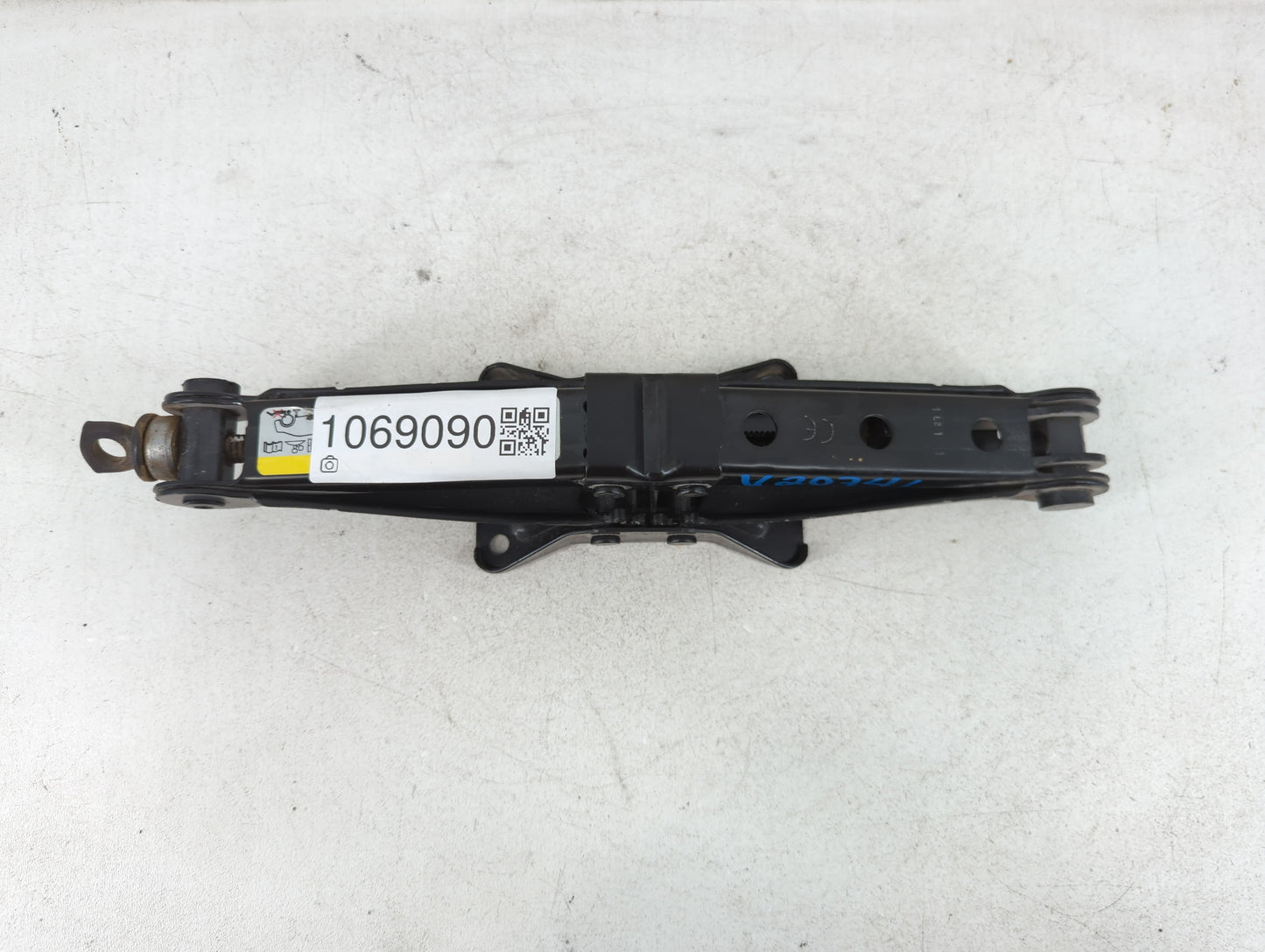 2012 Volkswagen Beetle Spare Scissor Car Jack - Oemusedautoparts1.com