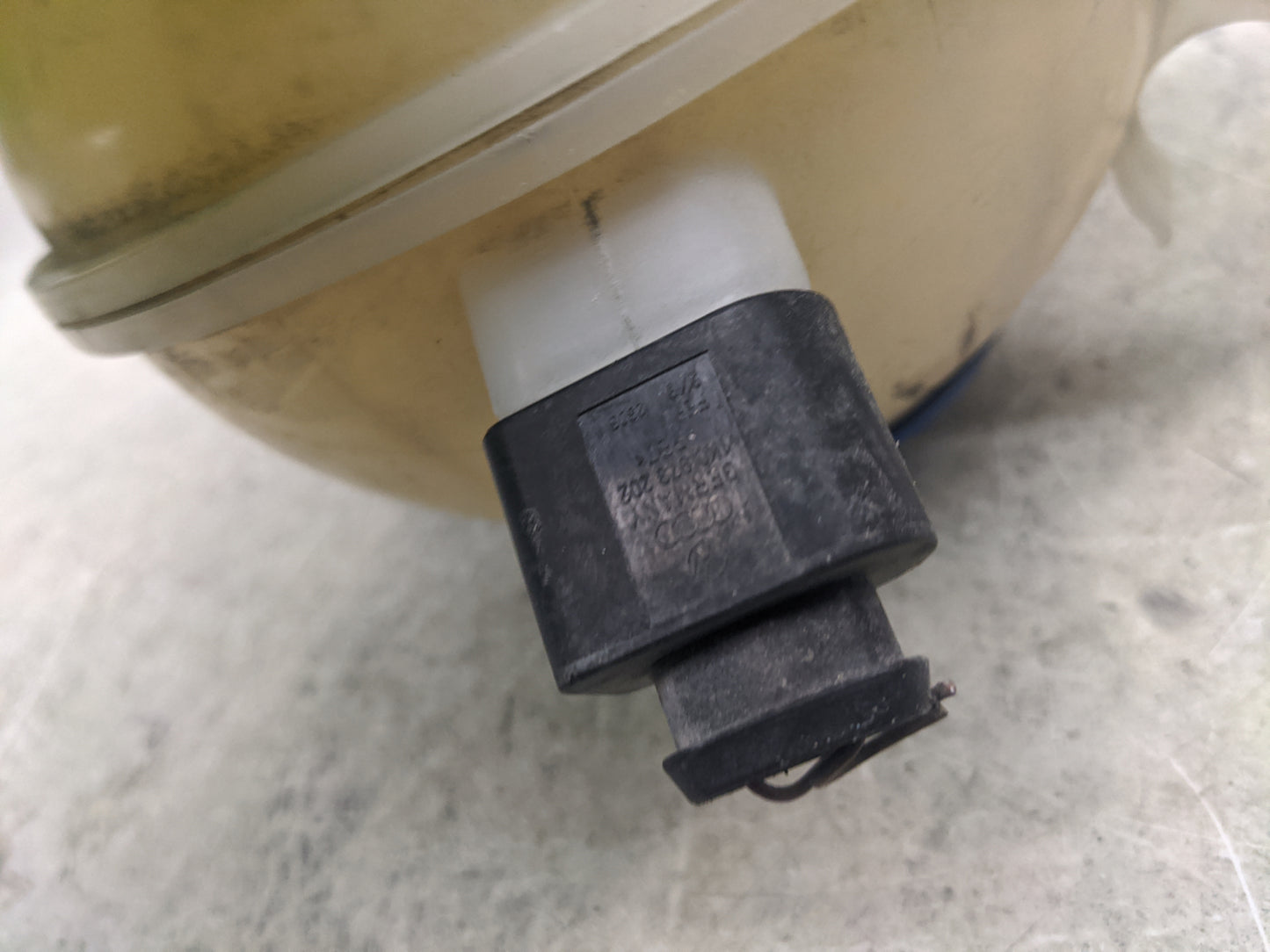 2009-2017 Volkswagen Cc Radiator Coolant Overflow Expansion Tank Bottle 1367041 - Oemusedautoparts1.com