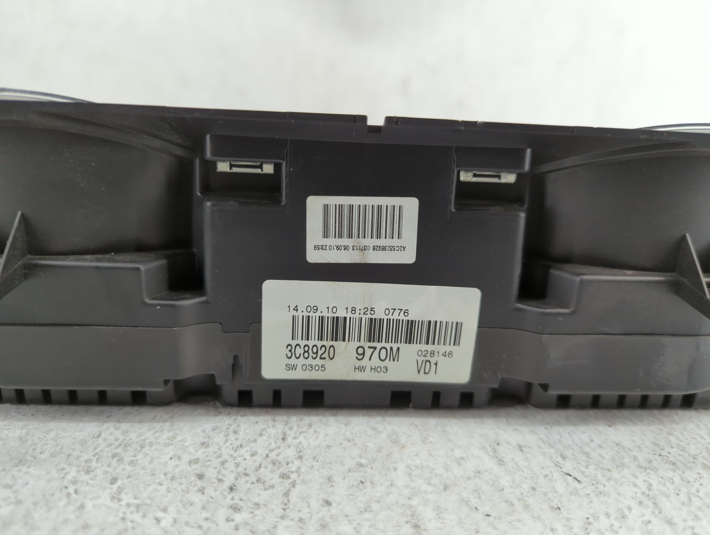 2011 Volkswagen Cc Instrument Cluster Speedometer Gauges P/N:3C8920 970 3C8920 970M, 3C8920 970T Fits OEM Used Auto Parts - 