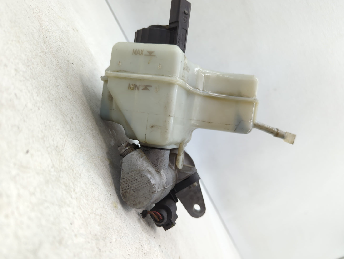 2009-2017 Volkswagen Cc Brake Master Cylinder - Oemusedautoparts1.com
