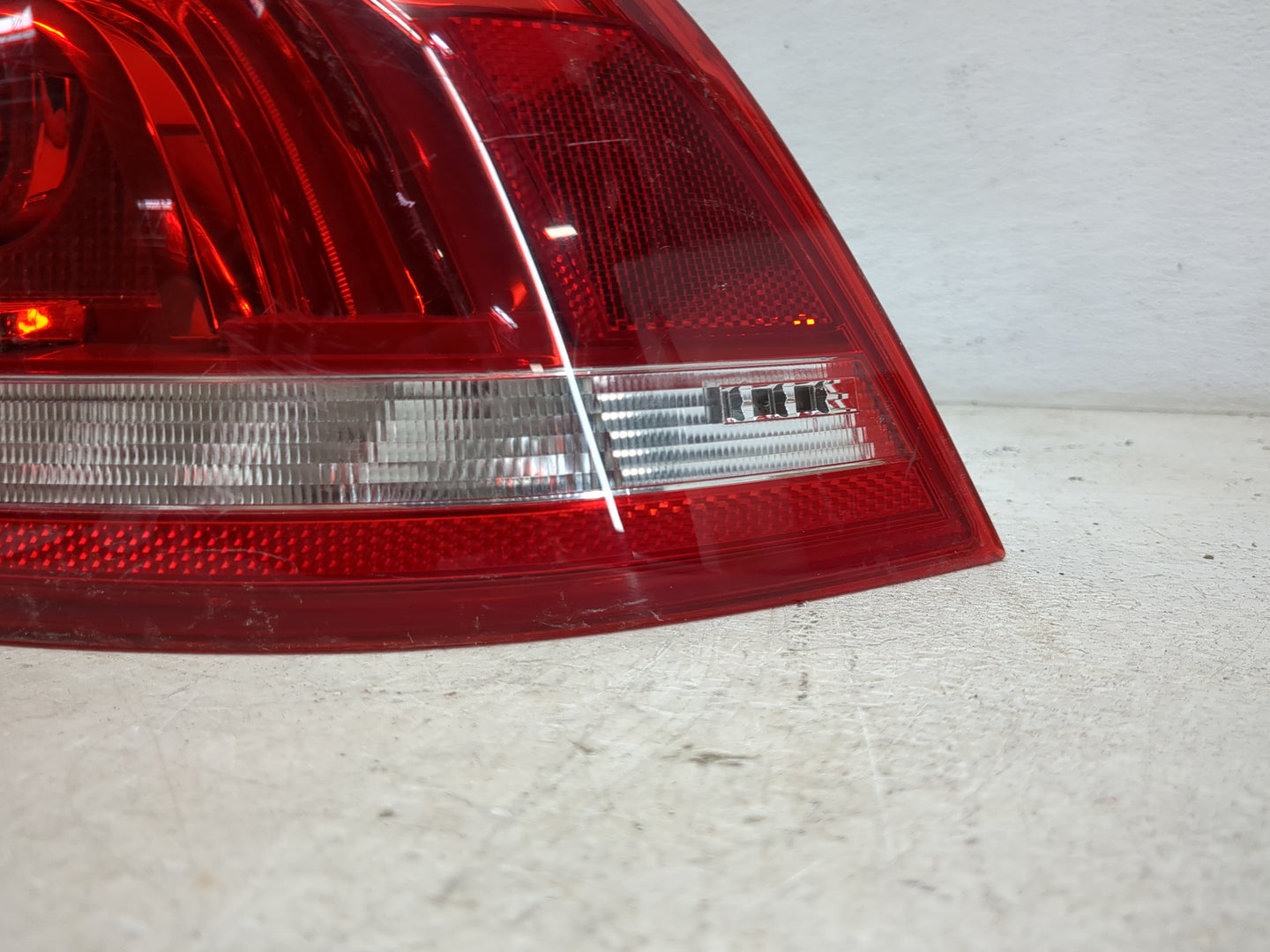 2012-2016 Volkswagen Eos Tail Light Assembly Passenger Right OEM P/N:1Q0945095G 1Q0945096G Fits Fits 2012 2013 2014 2015 201