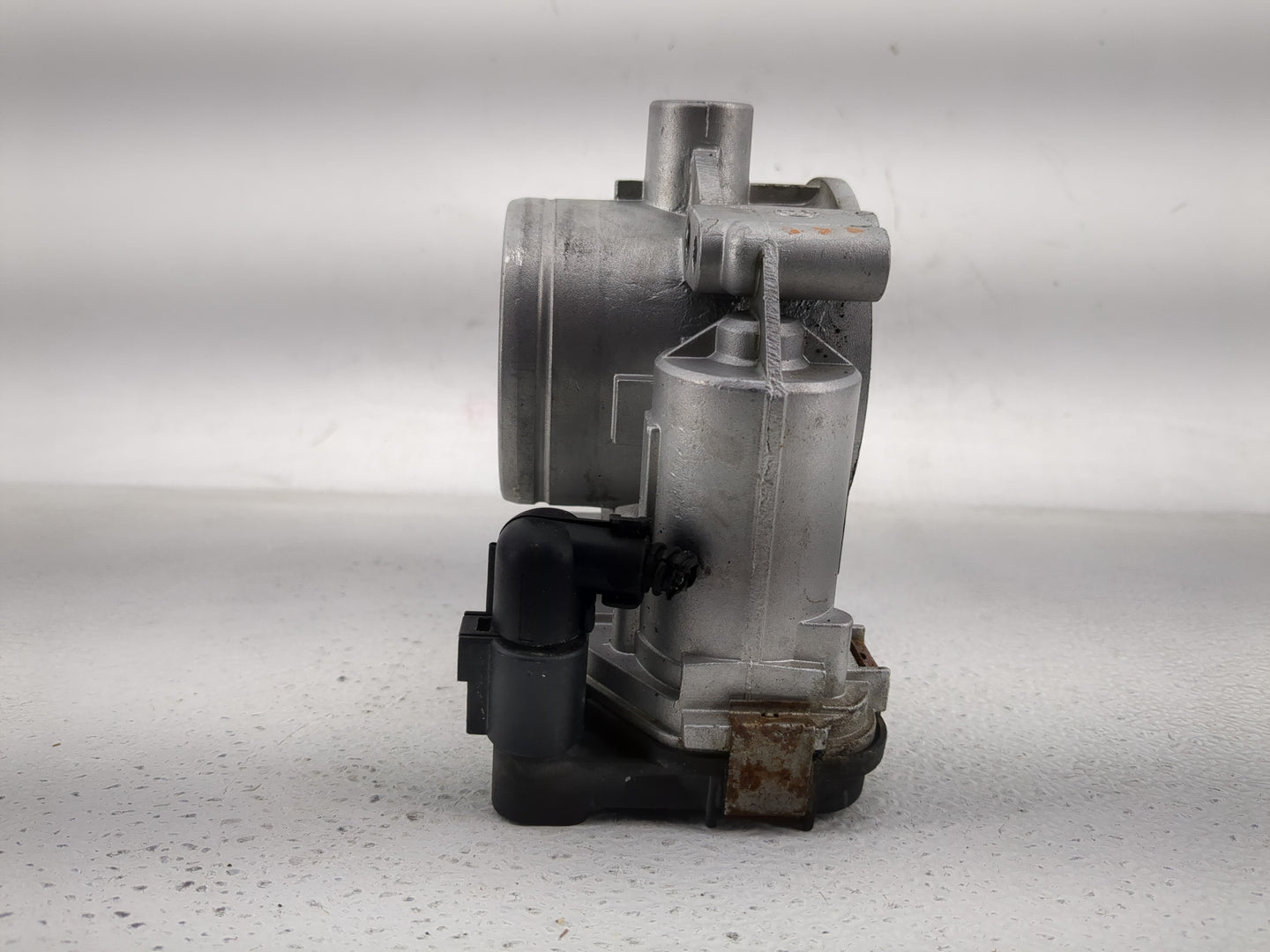 2006-2014 Volkswagen Jetta Throttle Body P/N:674007 Fits Fits 2006 2007 2008 2009 2010 2011 2012 2013 2014 OEM Used Auto Par