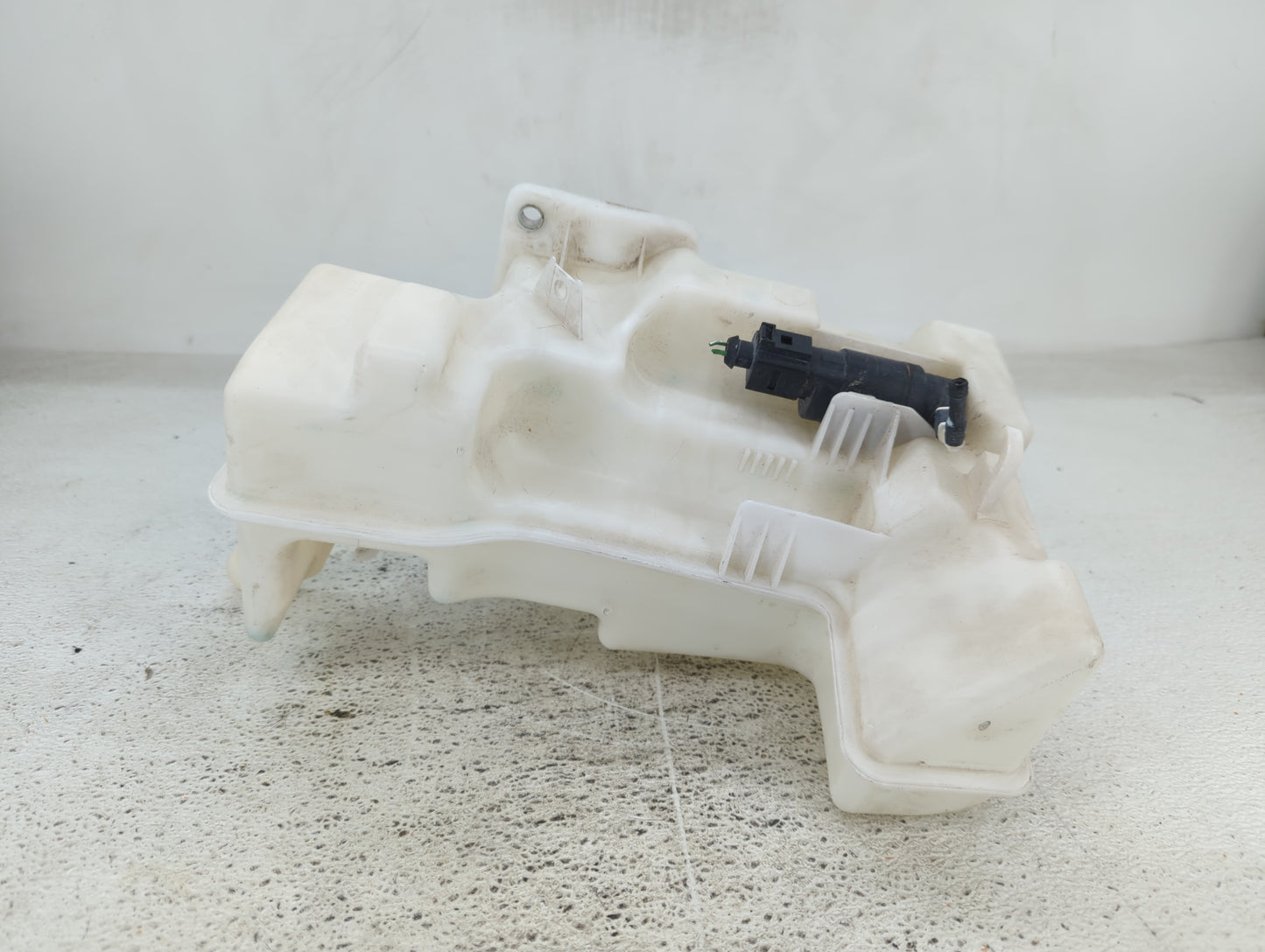 2011-2018 Volkswagen Jetta Windshield Washer Fluid Reservoir Bottle Oem - Oemusedautoparts1.com