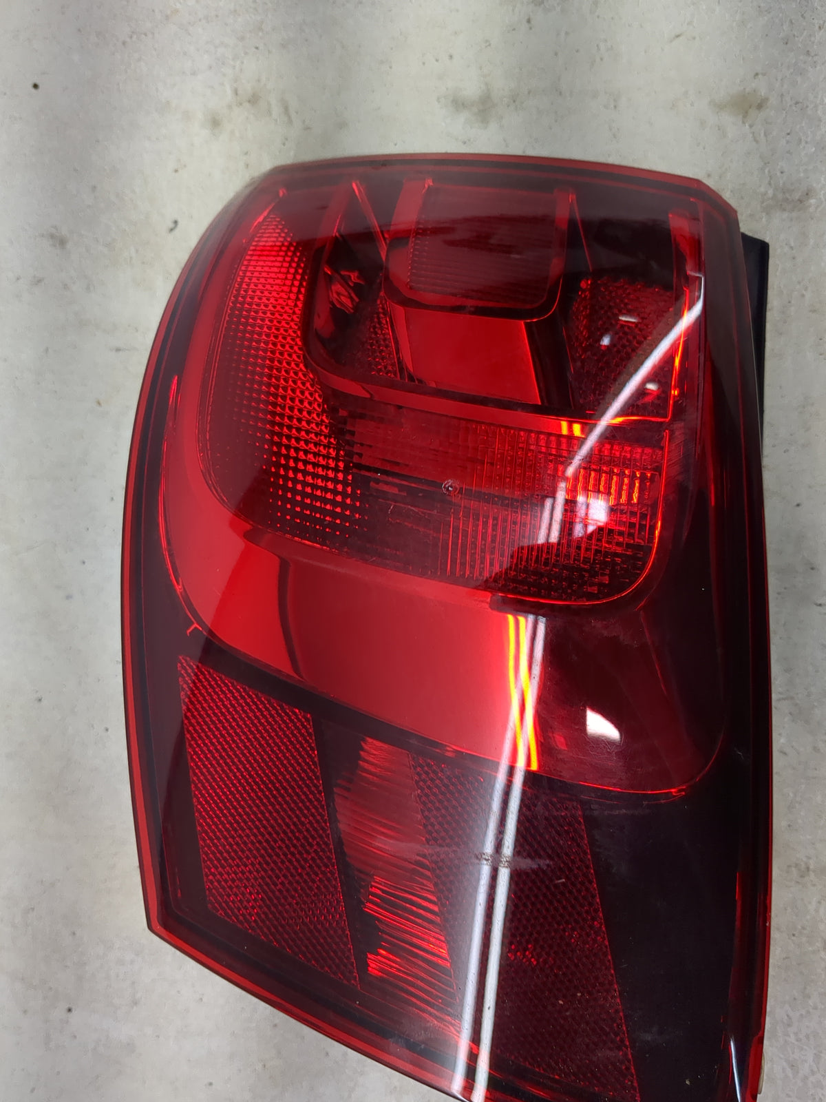 2012-2014 Volkswagen Jetta Tail Light Assembly Passenger Right OEM P/N:5C6945096B F00HTV4026 Fits Fits 2012 2013 2014 OEM Us