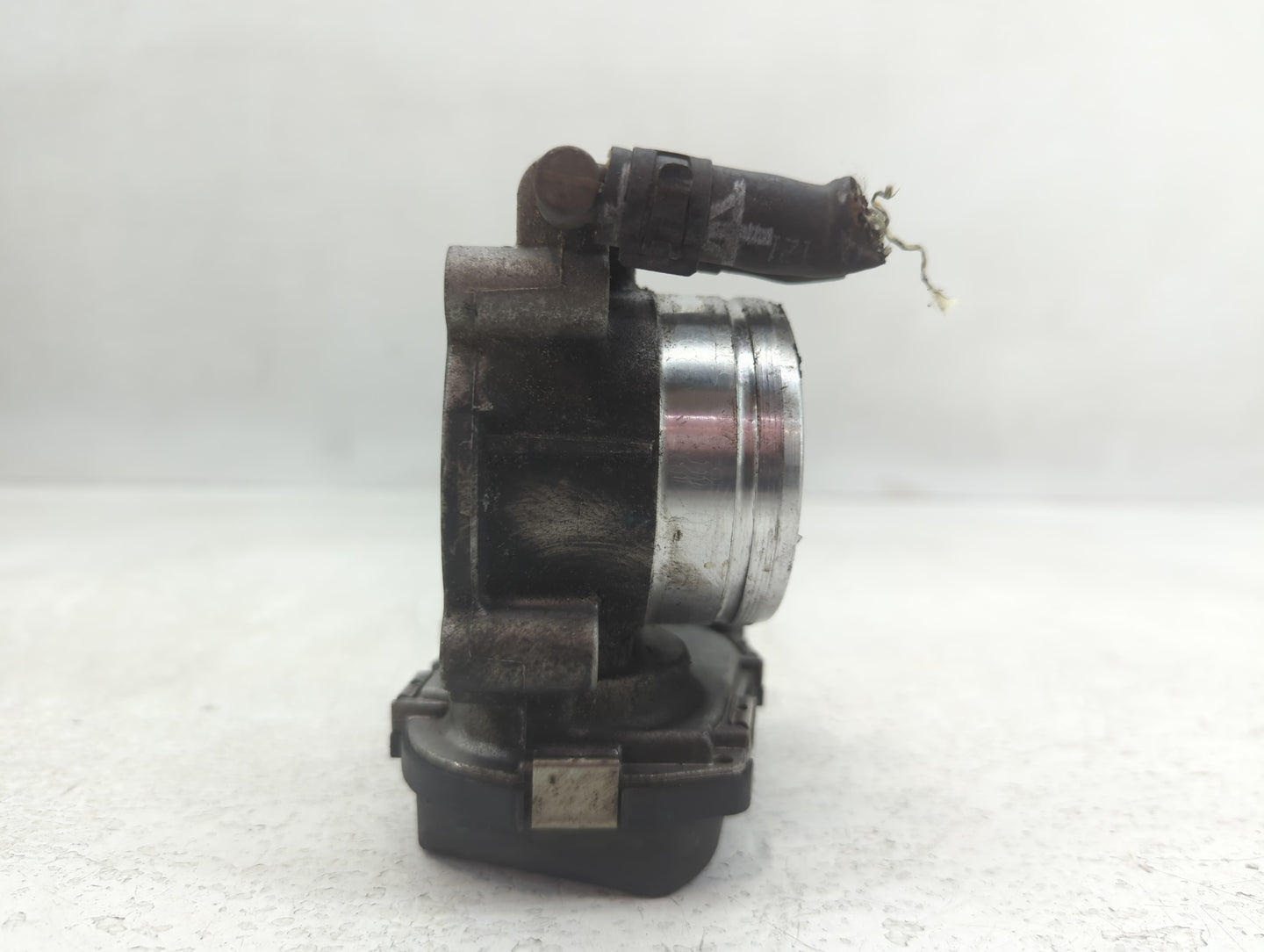 2011-2016 Volkswagen Jetta Throttle Body P/N:06G 133 062 J Fits Fits 2011 2012 2013 2014 2015 2016 OEM Used Auto Parts - Oem