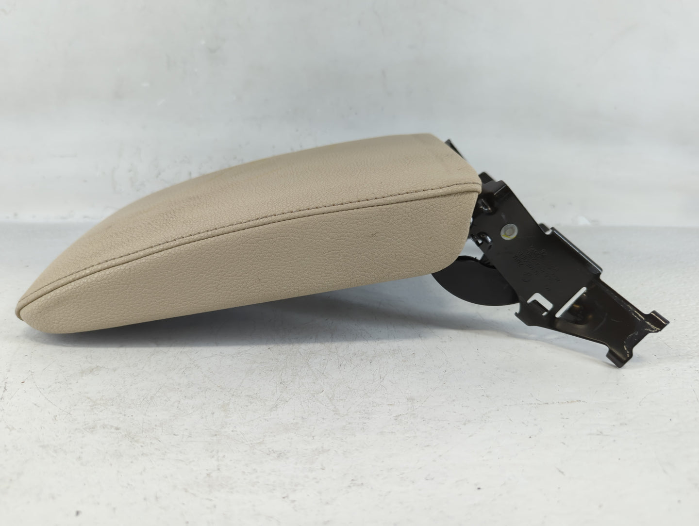 2012 Volkswagen Jetta Center Console Armrest Cover Lid Beige - Oemusedautoparts1.com