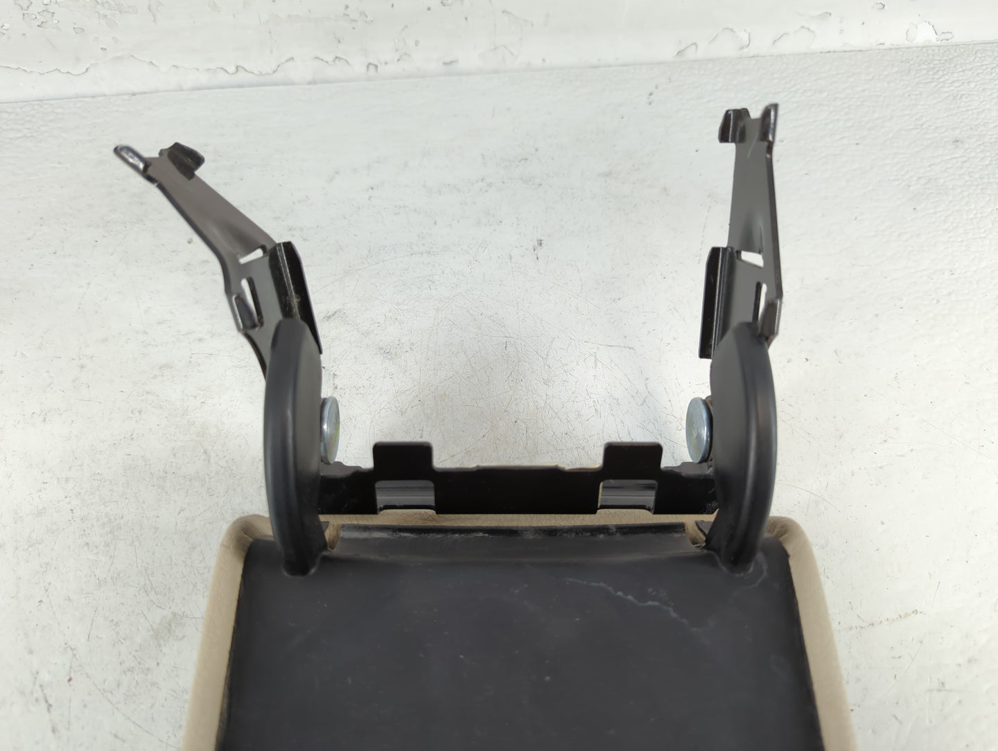 2012 Volkswagen Jetta Center Console Armrest Cover Lid Beige - Oemusedautoparts1.com