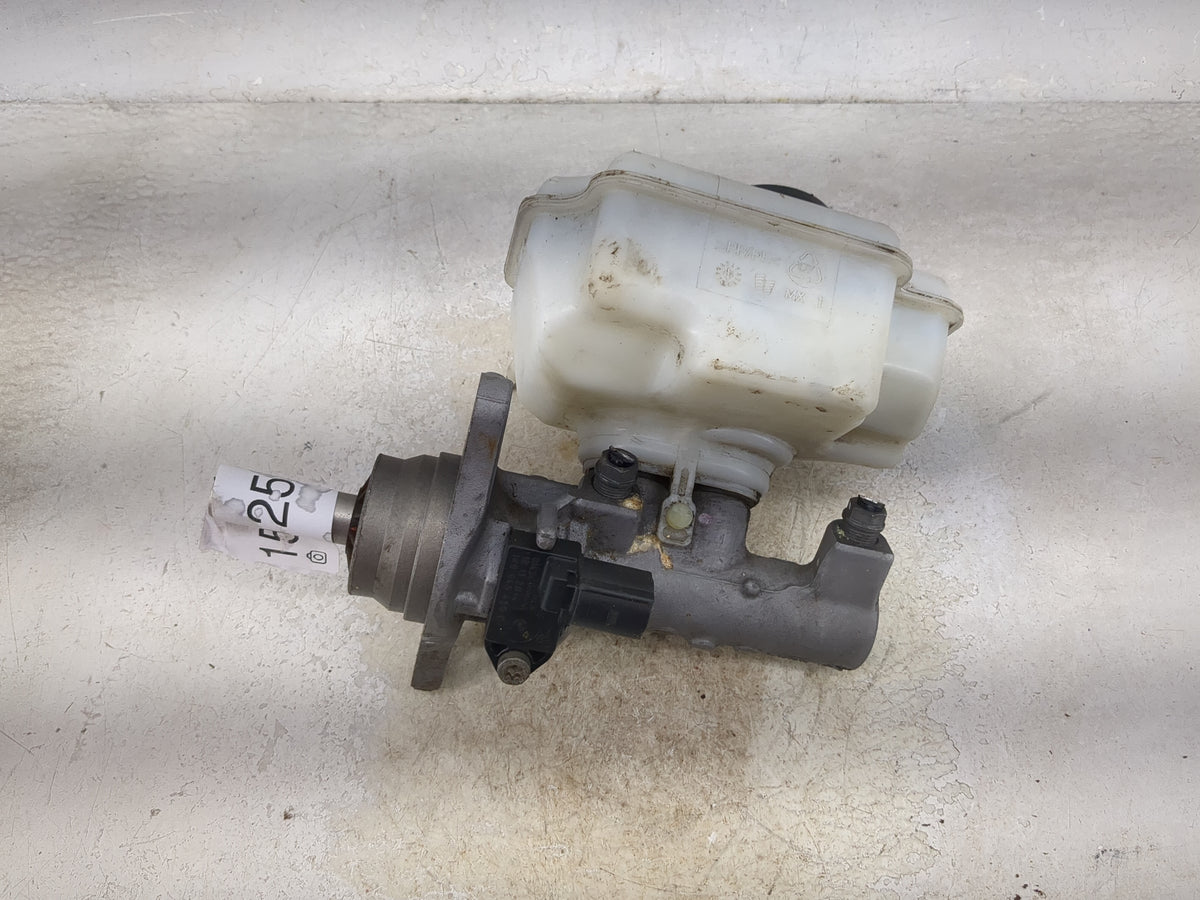 Volkswagen Passat Brake Master Cylinder 1512569 - Oemusedautoparts1.com