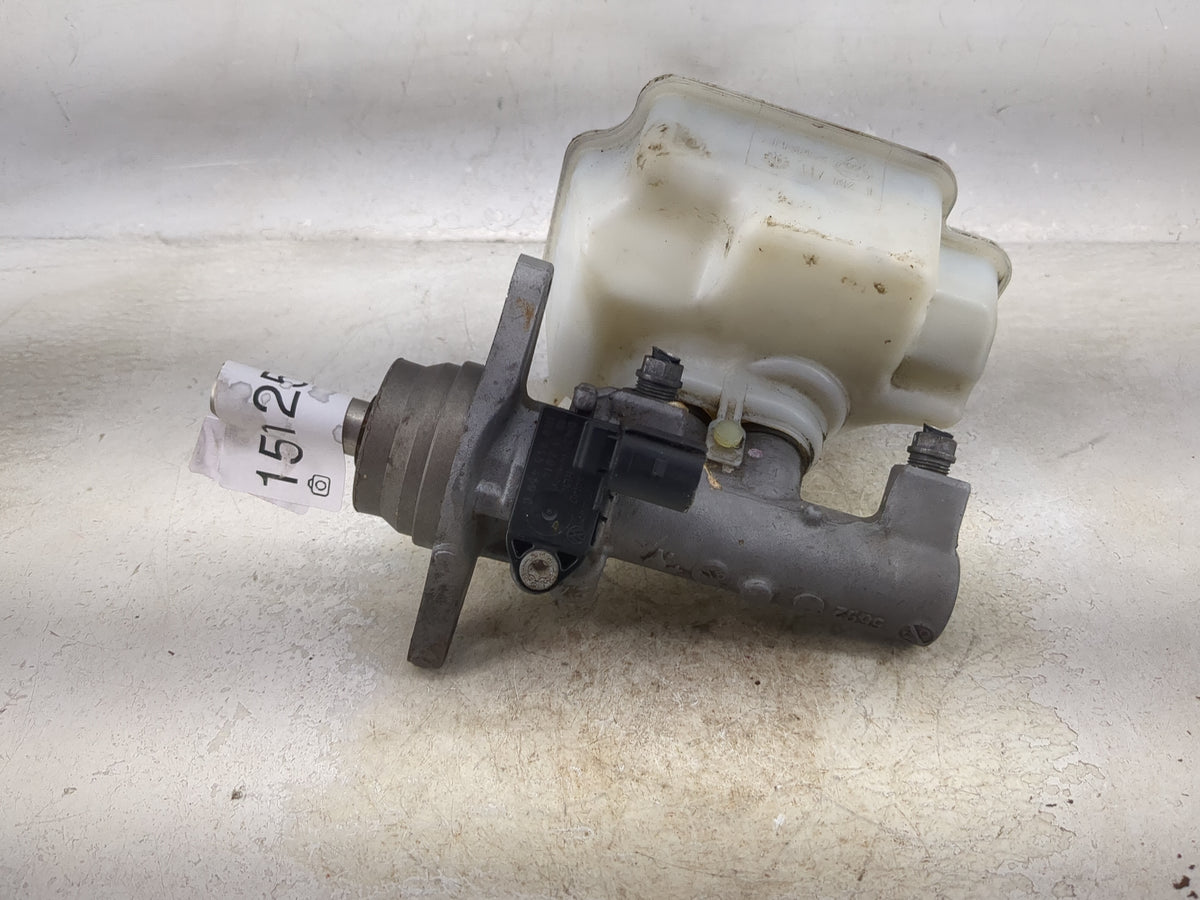 Volkswagen Passat Brake Master Cylinder 1512569 - Oemusedautoparts1.com