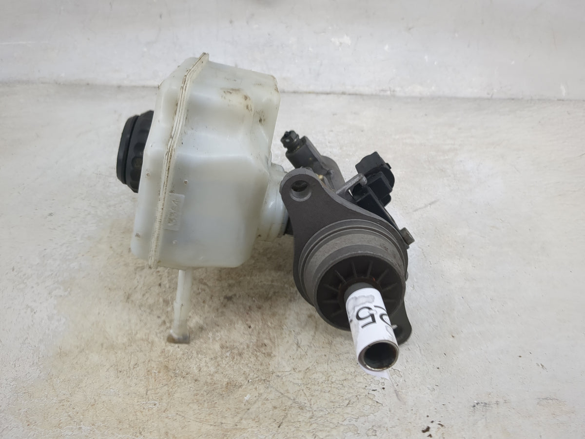 Volkswagen Passat Brake Master Cylinder 1512569 - Oemusedautoparts1.com