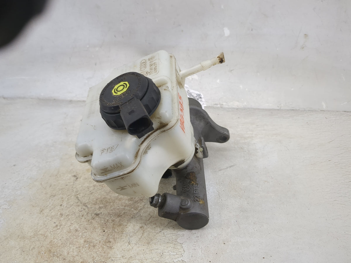 Volkswagen Passat Brake Master Cylinder 1512569 - Oemusedautoparts1.com