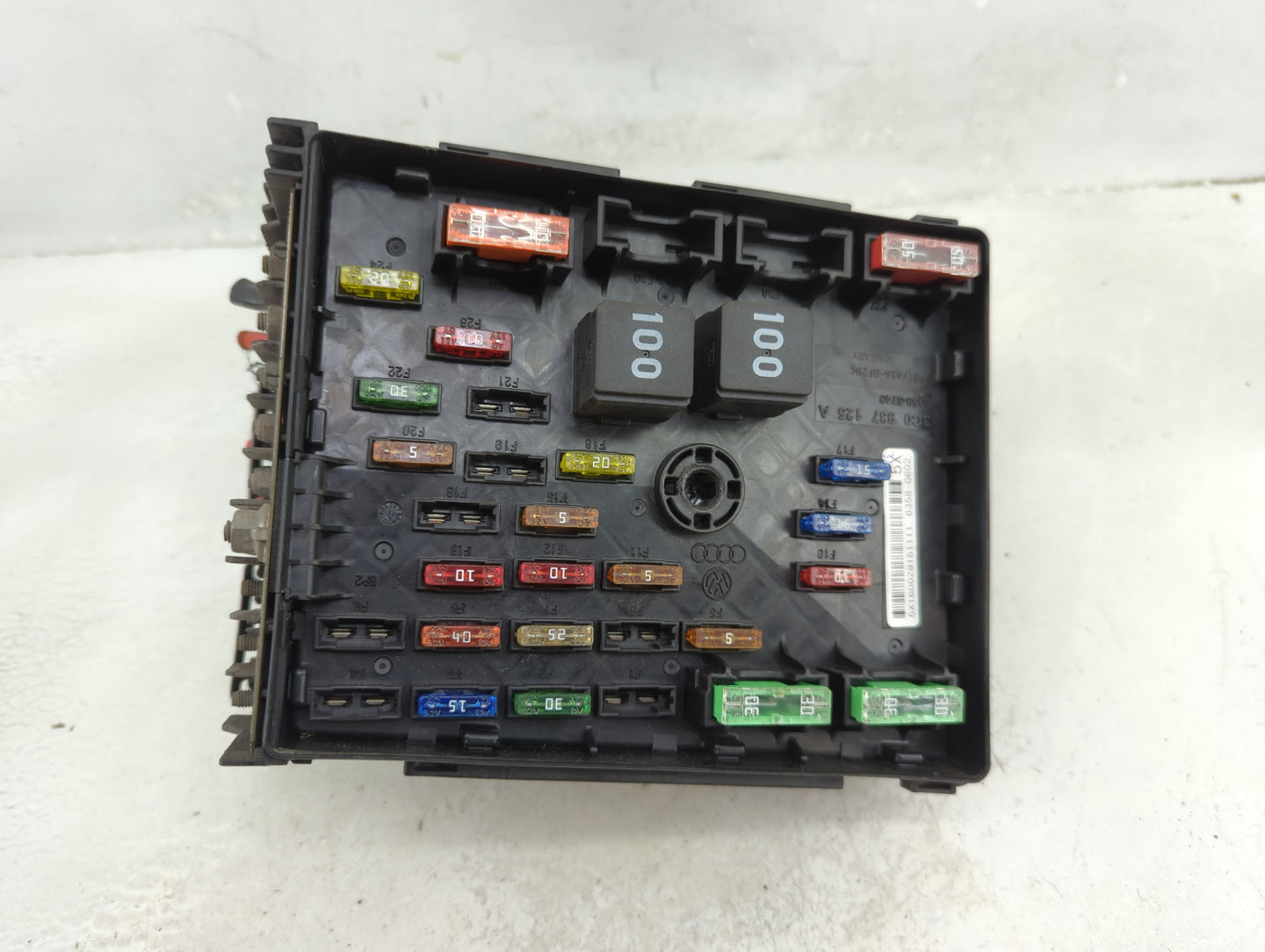 2012-2018 Volkswagen Tiguan Fusebox Fuse Box Panel Relay Module P/N:1K0.937.132F Fits OEM Used Auto Parts - Oemusedautoparts