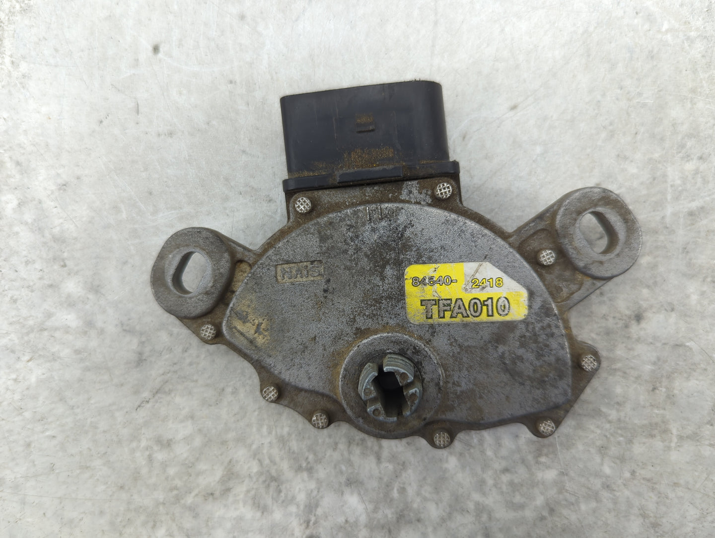2012-2012 Volkswagen Tiguan Body Control Module Bcm Inner Cabin Fuse Box - Oemusedautoparts1.com