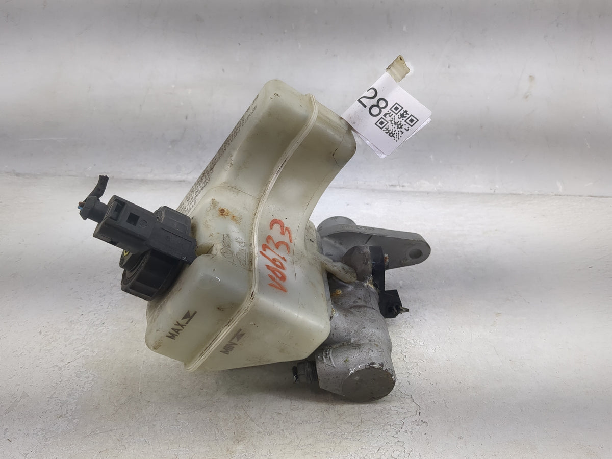 Volkswagen Tiguan Brake Master Cylinder 1512828 - Oemusedautoparts1.com