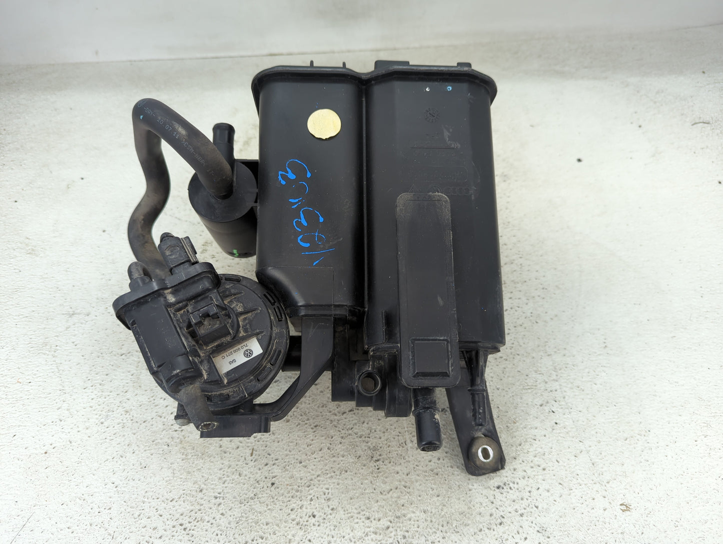 2012 Volkswagen Touareg Fuel Vapor Charcoal Canister - Oemusedautoparts1.com