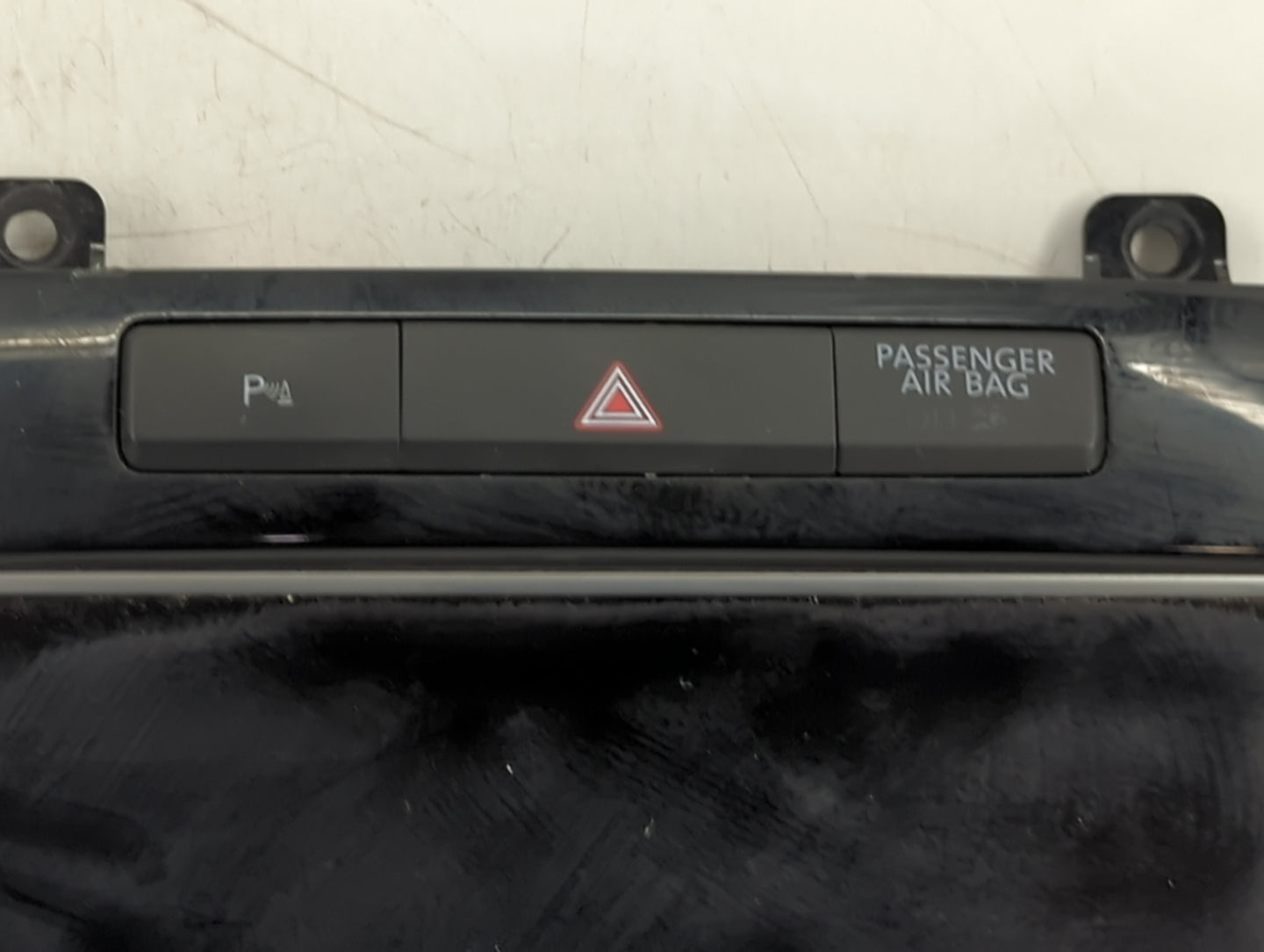 2011-2014 Volkswagen Touareg Information Display Screen Black - Oemusedautoparts1.com