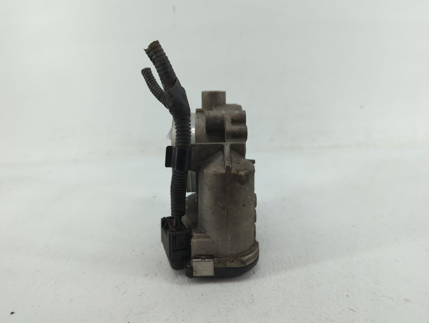 2012 Volvo V60 Throttle Body P/N:30711552 Fits Fits 2004 2005 2006 2007 2008 2009 2010 2011 2013 OEM Used Auto Parts - Oemus