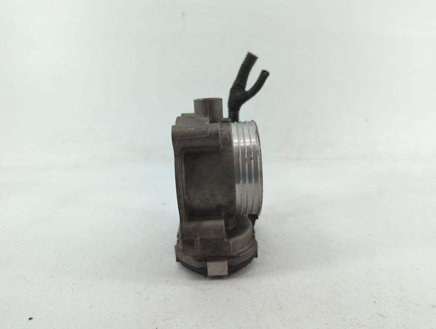 2012 Volvo V60 Throttle Body P/N:30711552 Fits Fits 2004 2005 2006 2007 2008 2009 2010 2011 2013 OEM Used Auto Parts - Oemus