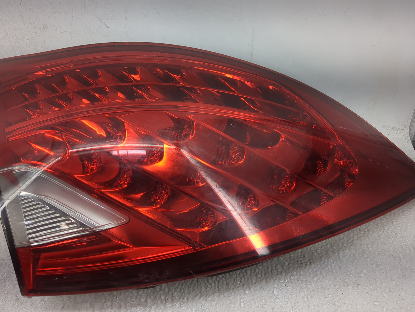 2013-2016 Audi A4 Tail Light Assembly Passenger Right OEM P/N:7P5 945 095 L 89502529 Fits Fits 2013 2014 2015 2016 OEM Used 