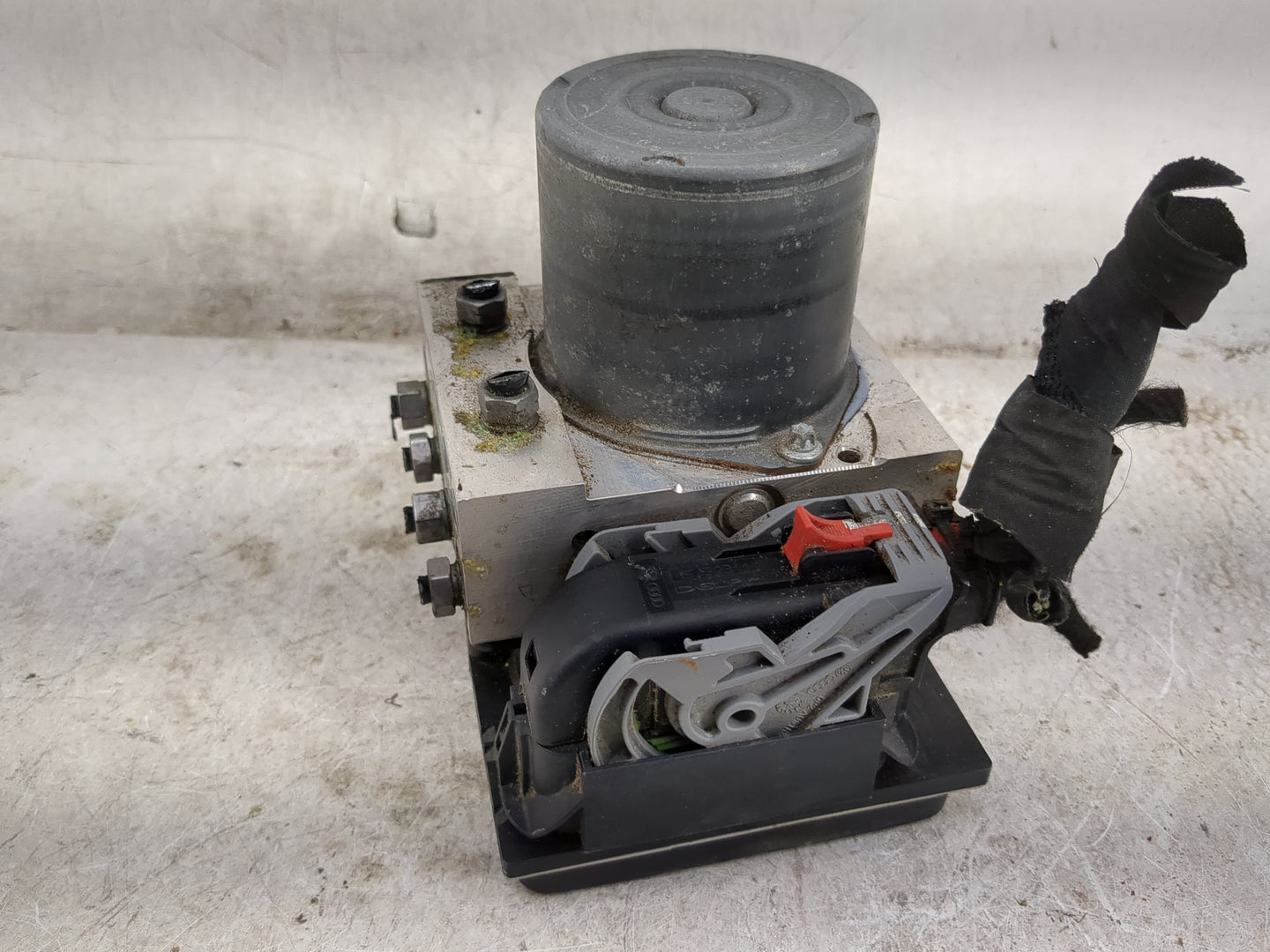 2013 Audi A4 ABS Pump Control Module Replacement P/N:0 265 952 061 Fits OEM Used Auto Parts - Oemusedautoparts1.com