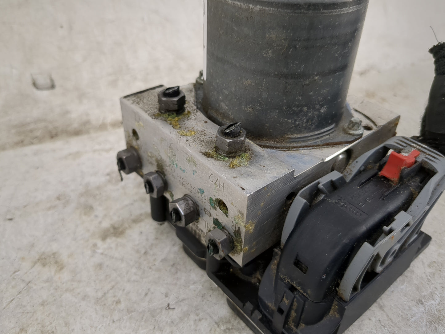 2013 Audi A4 ABS Pump Control Module Replacement P/N:0 265 952 061 Fits OEM Used Auto Parts - Oemusedautoparts1.com