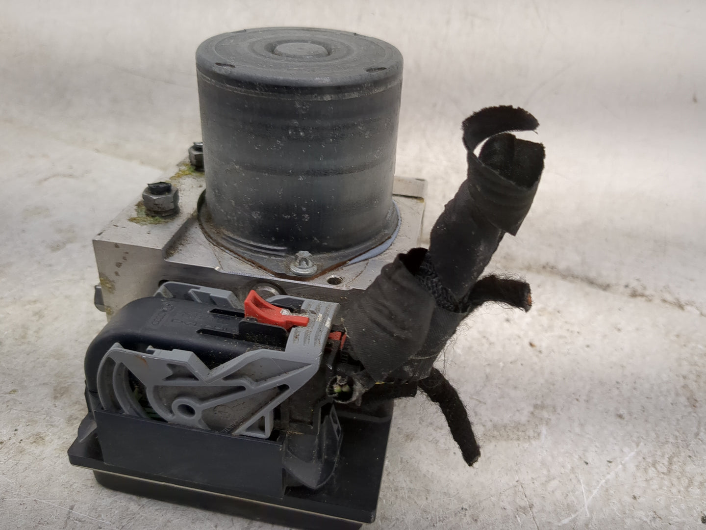 2013 Audi A4 ABS Pump Control Module Replacement P/N:0 265 952 061 Fits OEM Used Auto Parts - Oemusedautoparts1.com