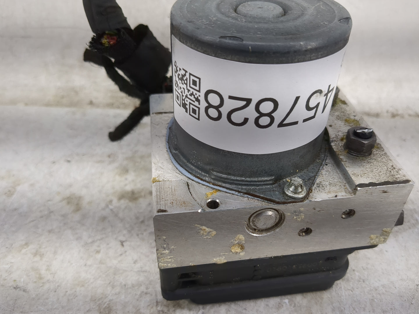 2013 Audi A4 ABS Pump Control Module Replacement P/N:0 265 952 061 Fits OEM Used Auto Parts - Oemusedautoparts1.com