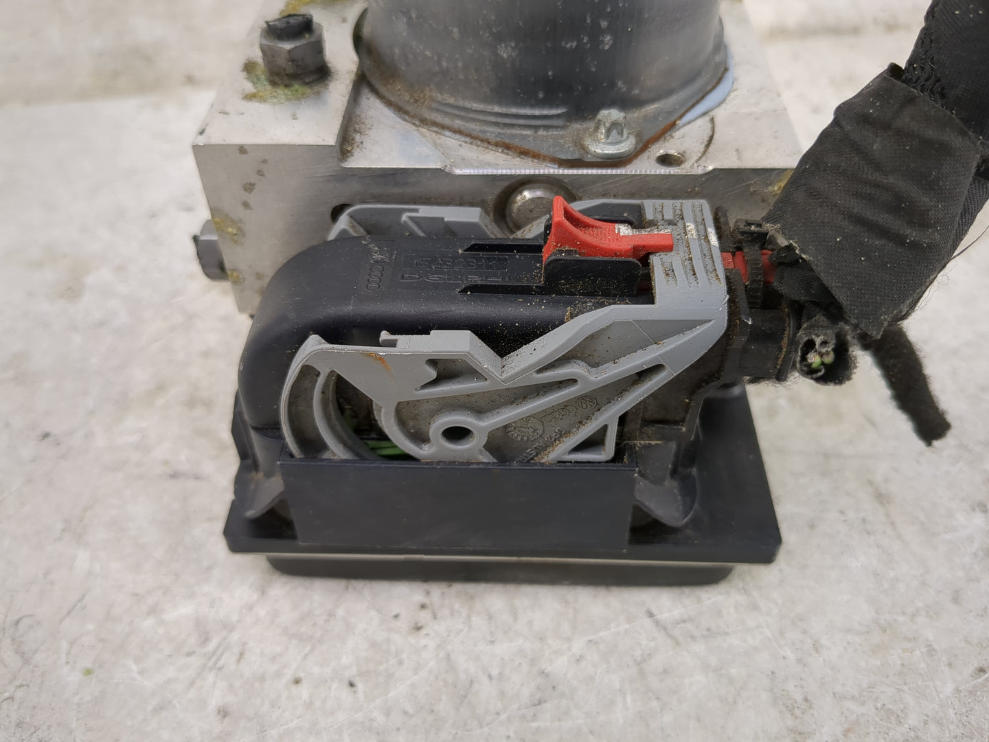 2013 Audi A4 ABS Pump Control Module Replacement P/N:0 265 952 061 Fits OEM Used Auto Parts - Oemusedautoparts1.com