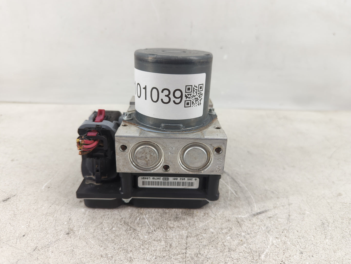 2013 Audi A5 ABS Pump Control Module Replacement P/N:8K0 614 517 GM Fits OEM Used Auto Parts - Oemusedautoparts1.com