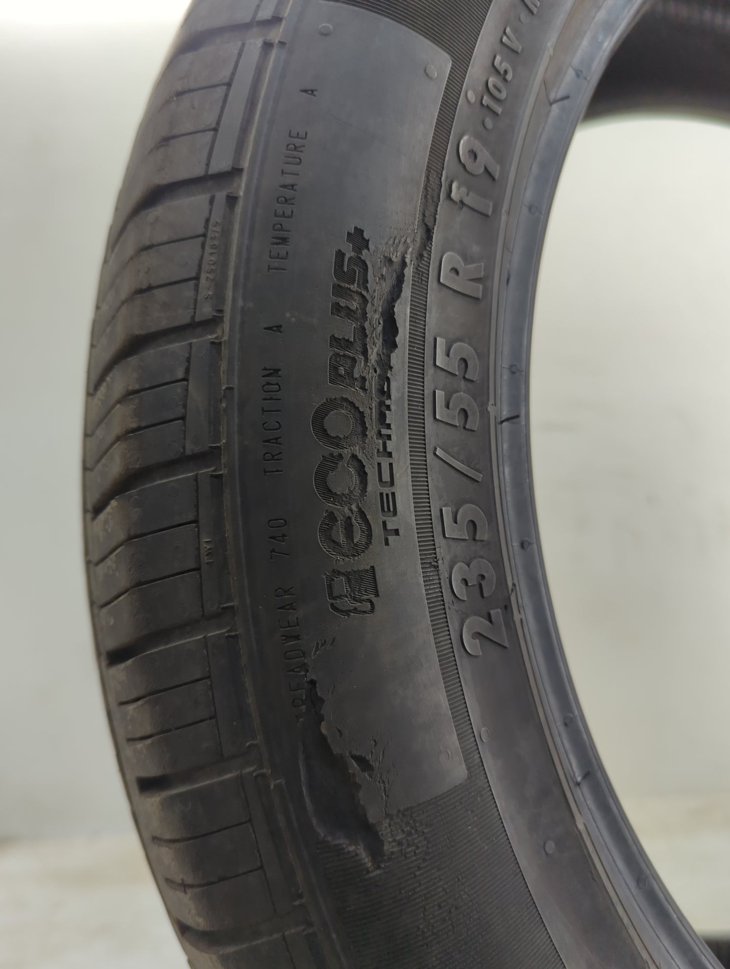 Used Tire 235/55R19 CONTINENTAL CROSSCONTACT LX25 105V - Tread Depth 9.5/32 - Oemusedautoparts1.com