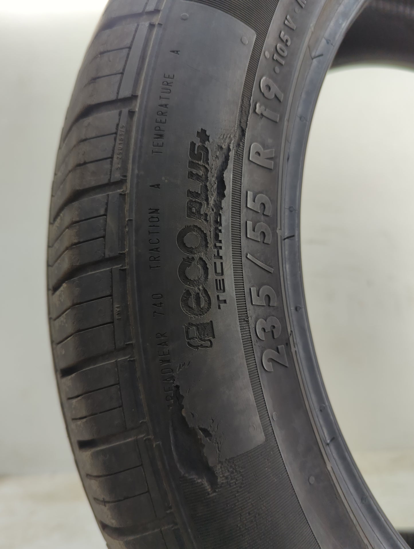 Used Tire 235/55R19 CONTINENTAL CROSSCONTACT LX25 105V - Tread Depth 9.5/32 - Oemusedautoparts1.com