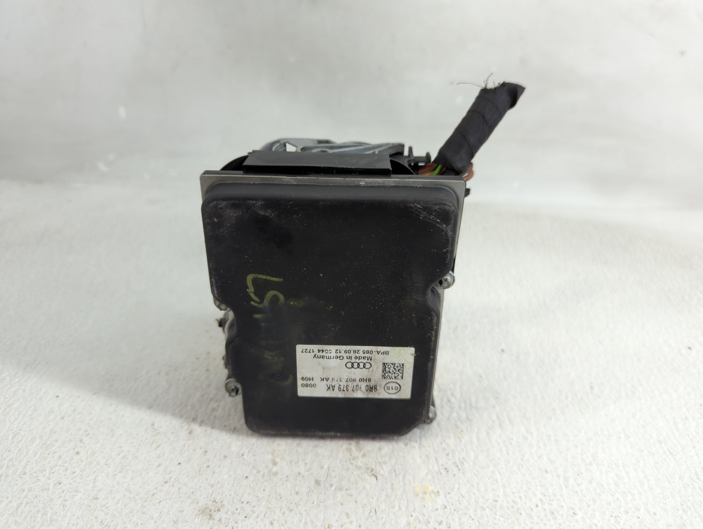2013 Audi Q5 ABS Pump Control Module Replacement P/N:8R0 907 379 AK Fits OEM Used Auto Parts - Oemusedautoparts1.com