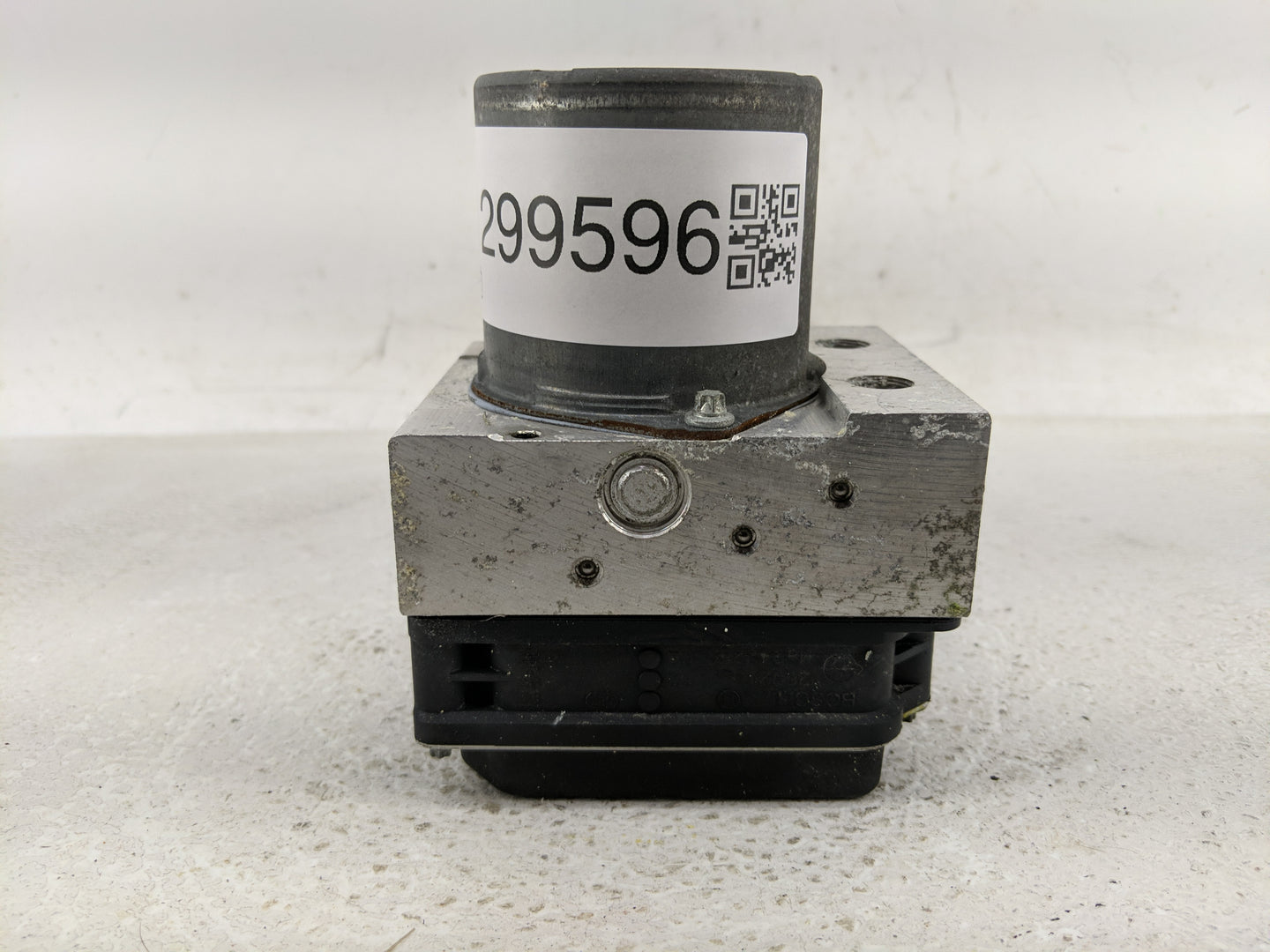2013 Audi Q5 ABS Pump Control Module Replacement P/N:8R0 907 379 AK Fits OEM Used Auto Parts - Oemusedautoparts1.com