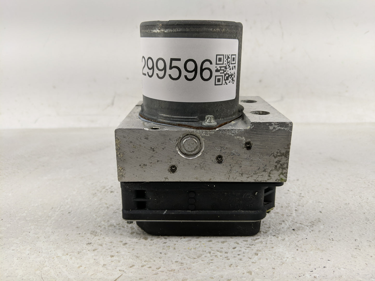 2013 Audi Q5 ABS Pump Control Module Replacement P/N:8R0 907 379 AK Fits OEM Used Auto Parts - Oemusedautoparts1.com
