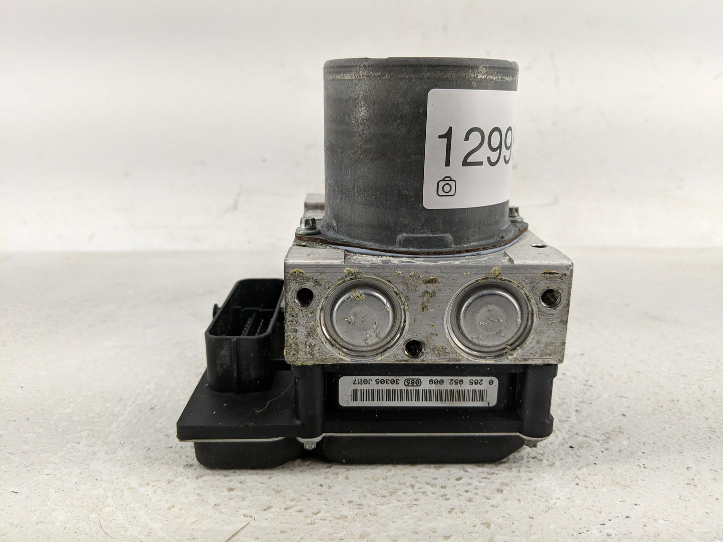 2013 Audi Q5 ABS Pump Control Module Replacement P/N:8R0 907 379 AK Fits OEM Used Auto Parts - Oemusedautoparts1.com