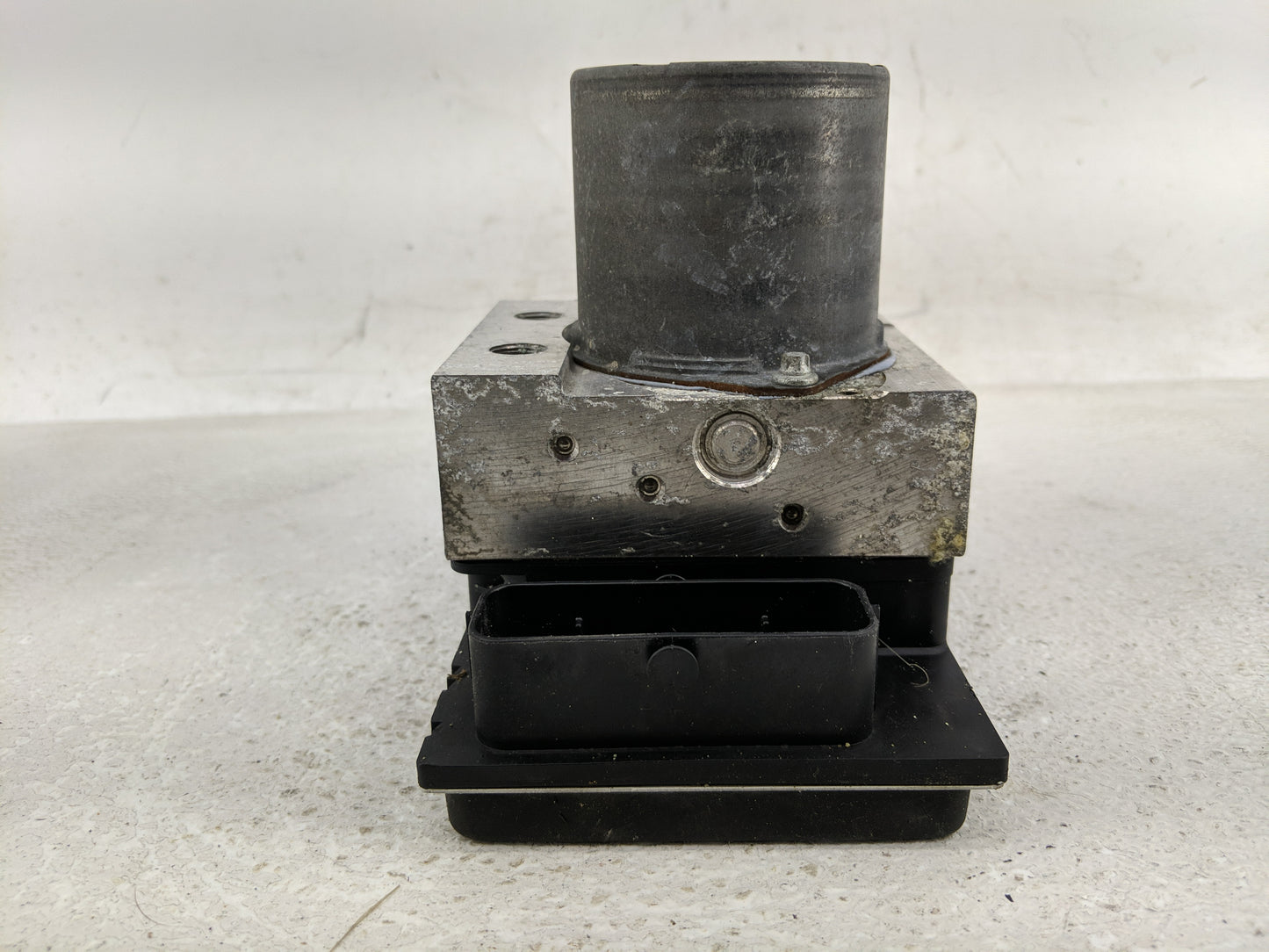 2013 Audi Q5 ABS Pump Control Module Replacement P/N:8R0 907 379 AK Fits OEM Used Auto Parts - Oemusedautoparts1.com