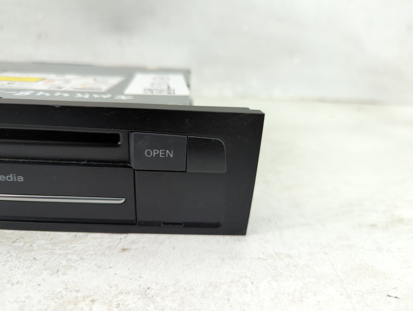 2013-2015 Audi Q7 Radio AM FM Cd Player Receiver Replacement P/N:4L2035746C Fits Fits 2013 2014 2015 OEM Used Auto Parts - O