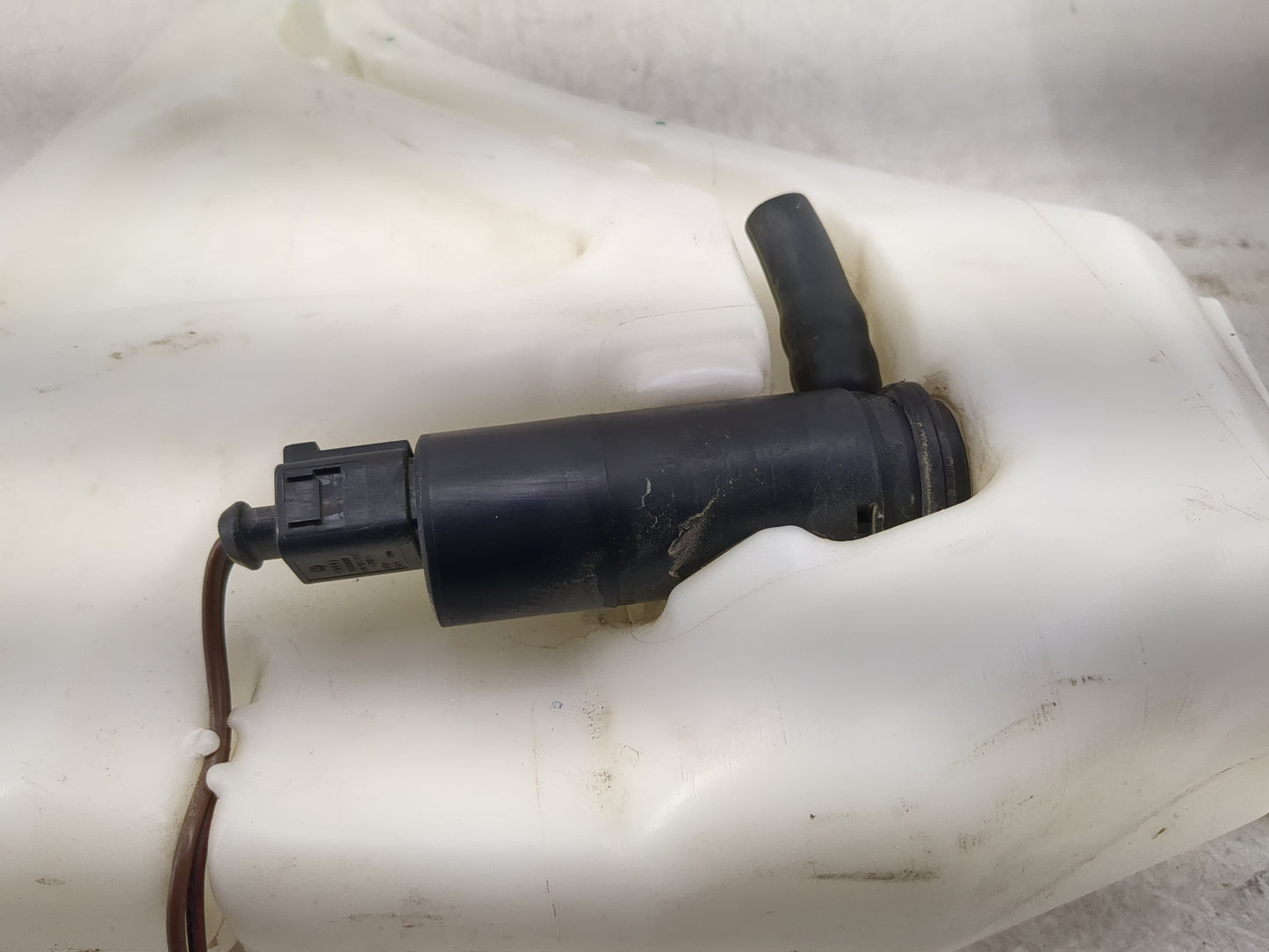 2010-2015 Audi Q7 Windshield Washer Fluid Reservoir Bottle Oem - Oemusedautoparts1.com