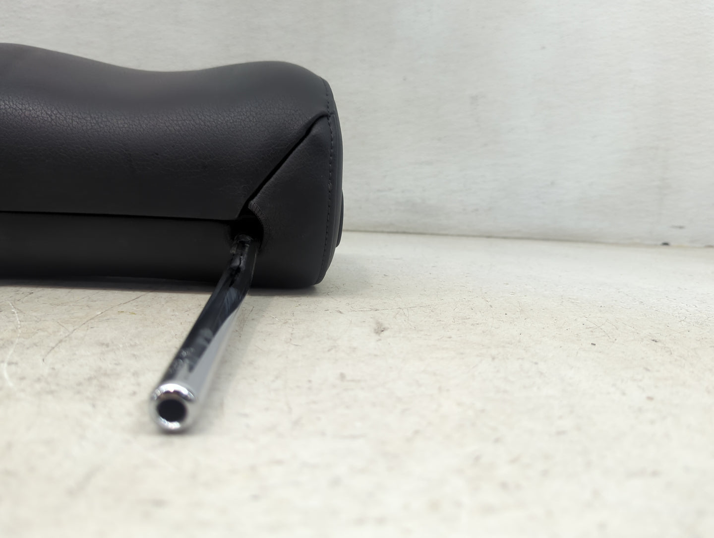 2013 Audi Q7 Headrest Head Rest Front Driver Seat Black - Oemusedautoparts1.com