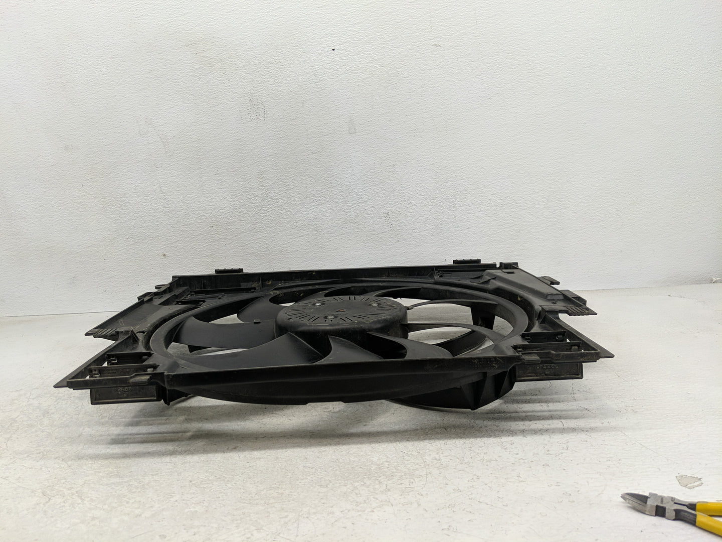 2012-2016 Bmw 528i Electric Radiator Cooling Fan Motor Assembly P/N:17418642161 Fits Fits 2012 2013 2014 2015 2016 OEM Used 