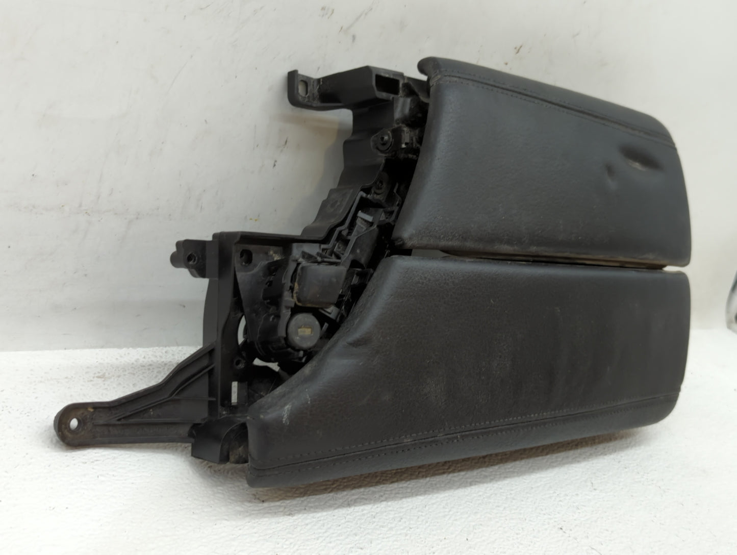 2013 Bmw 550i Center Console Armrest Cover Lid Black - Oemusedautoparts1.com