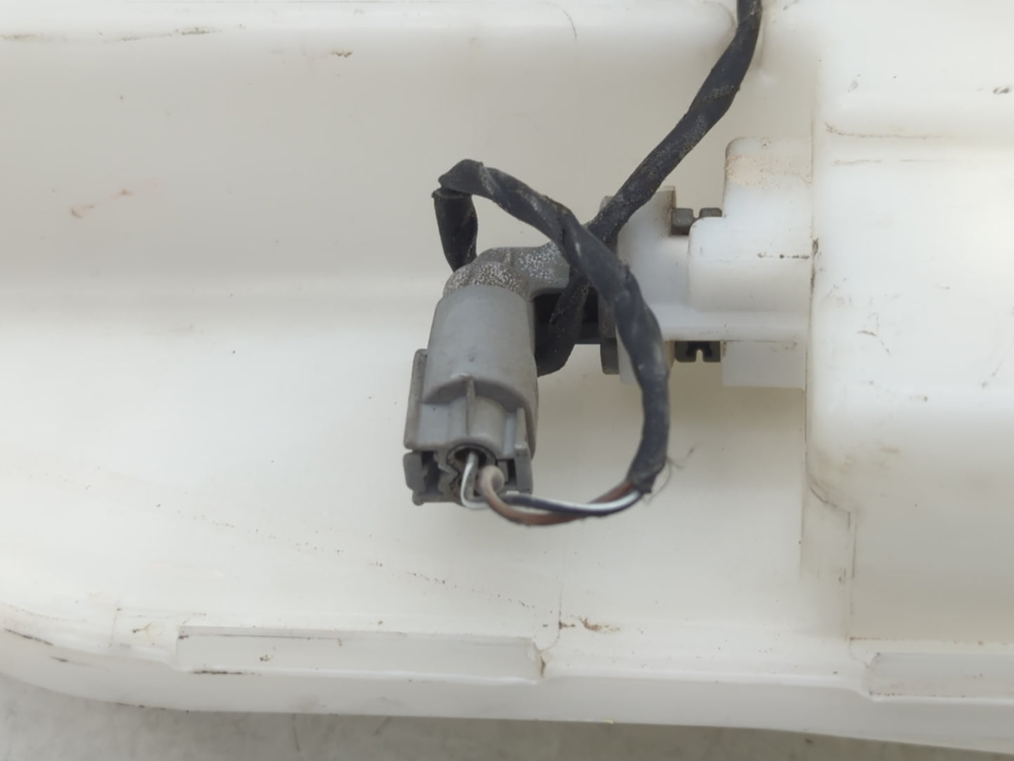 Bmw 550i Windshield Washer Fluid Reservoir Bottle Oem - Oemusedautoparts1.com
