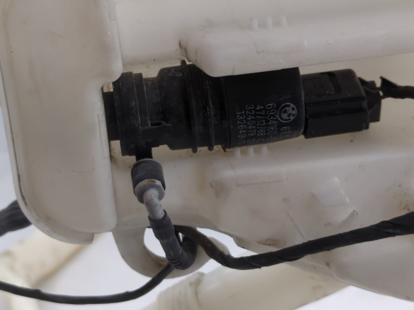 Bmw 550i Windshield Washer Fluid Reservoir Bottle Oem - Oemusedautoparts1.com
