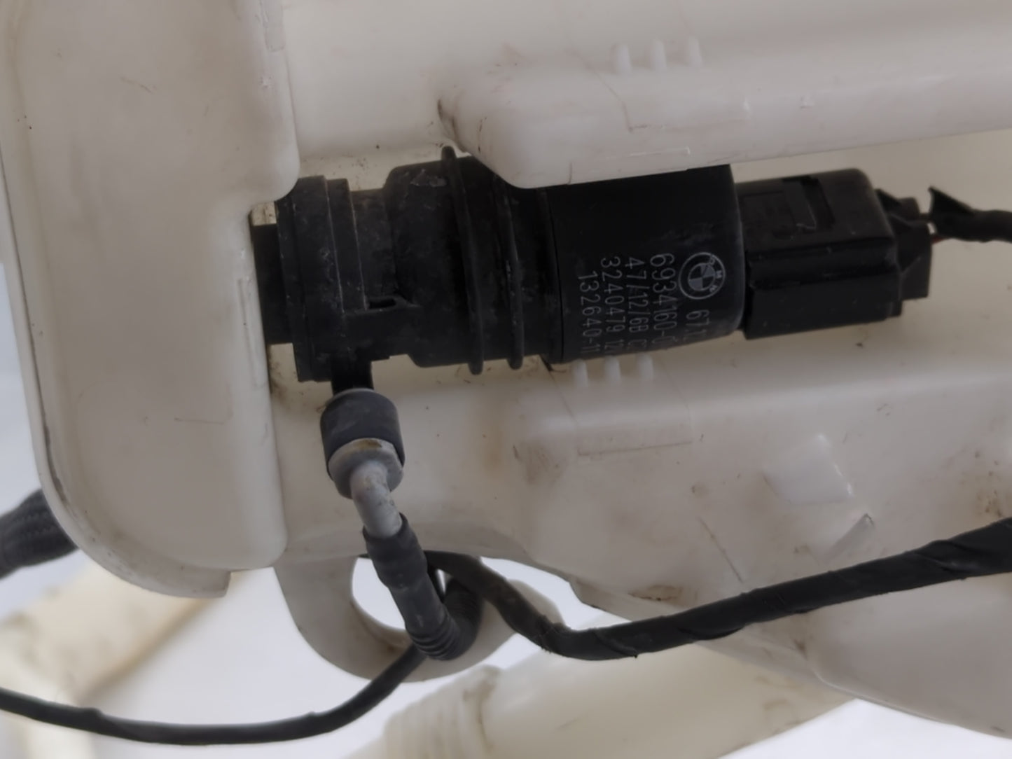 Bmw 550i Windshield Washer Fluid Reservoir Bottle Oem - Oemusedautoparts1.com