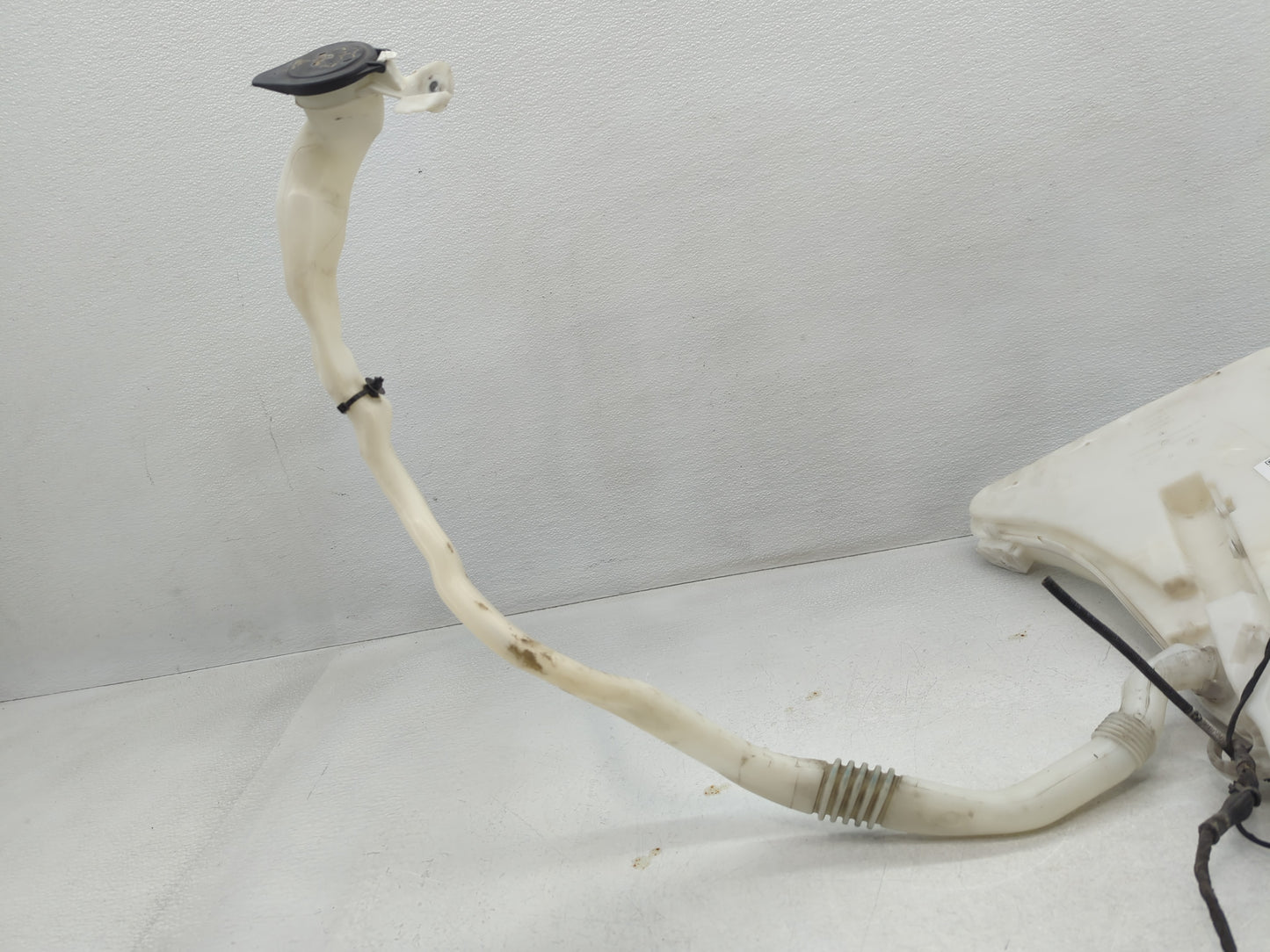 Bmw 550i Windshield Washer Fluid Reservoir Bottle Oem - Oemusedautoparts1.com