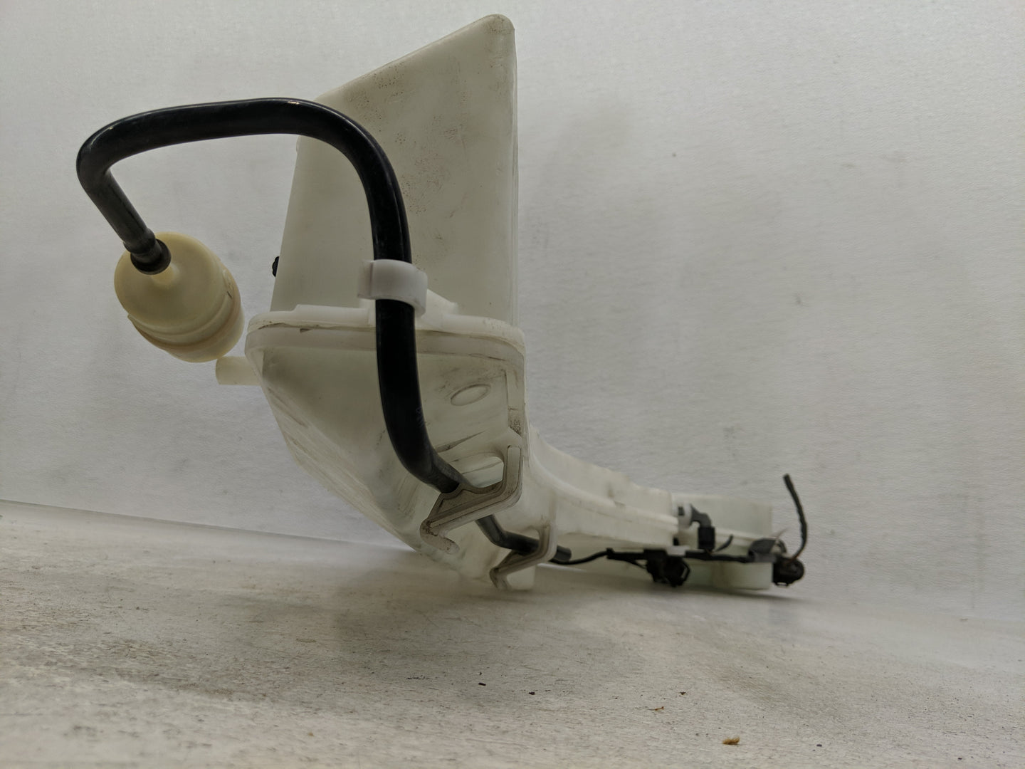 2007-2013 Bmw X5 Windshield Washer Fluid Reservoir Bottle Oem - Oemusedautoparts1.com
