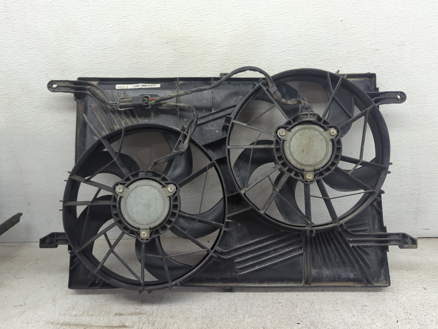2008-2017 Buick Enclave Electric Radiator Cooling Fan Motor Assembly P/N:20972760 22757270 Fits OEM Used Auto Parts - Oemuse